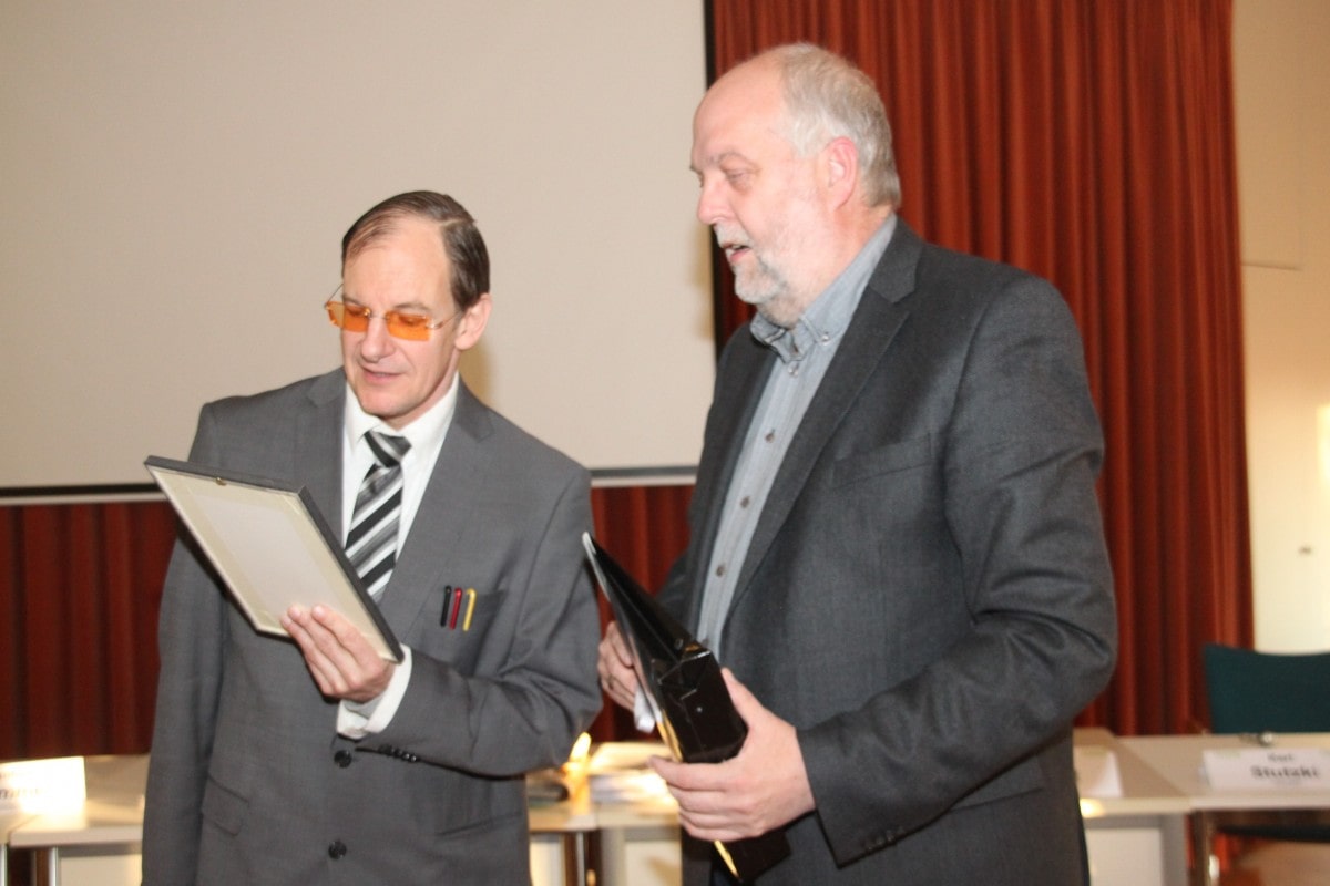 Bei der Überreichung der Bechterew-Marke mit dem DVMB-Vorsitzenden Peter Hippe (rechts). ©DVMB